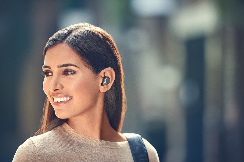 Jabra Elite 85t Lifestyle Female