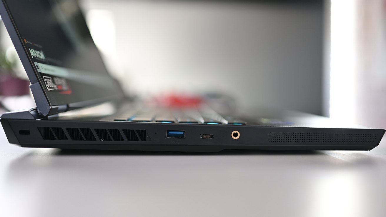 Left-hand ports on the GE76 Raider