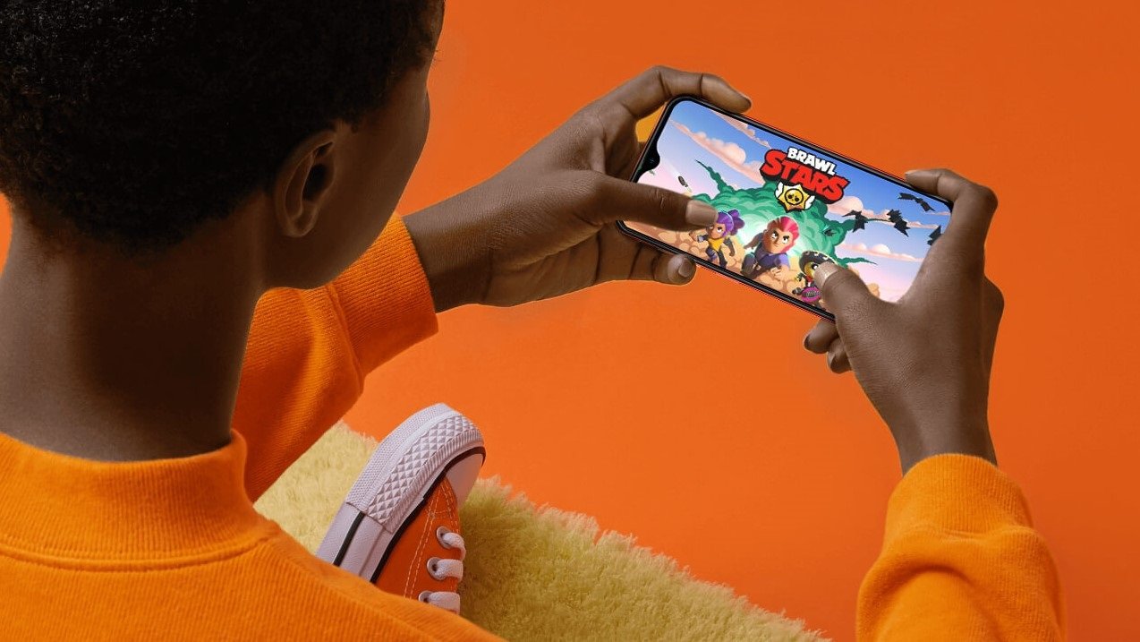 Ulefone Note 8 in hand, running a mobile game