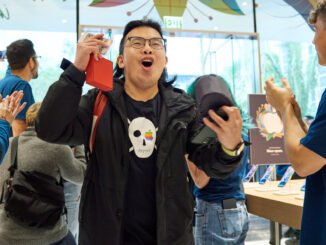 Apple Miami Worldcenter opens to excited customers in downtown Miami