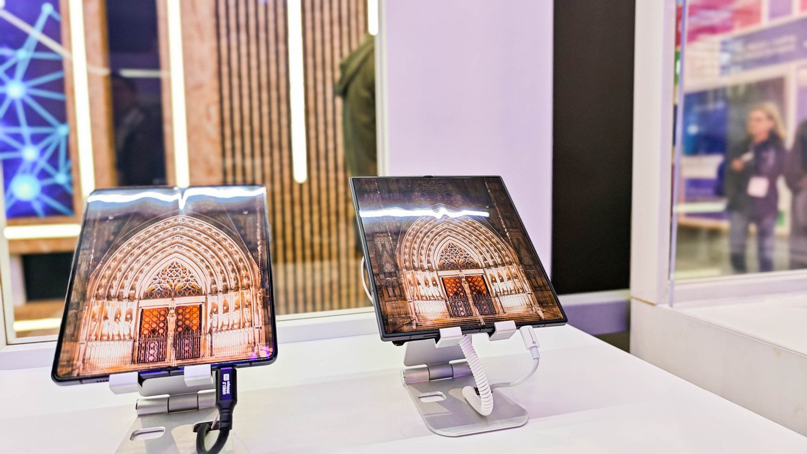 Samsung demoing a creaseless panel next to Galaxy Z Fold 6 at MWC 2025