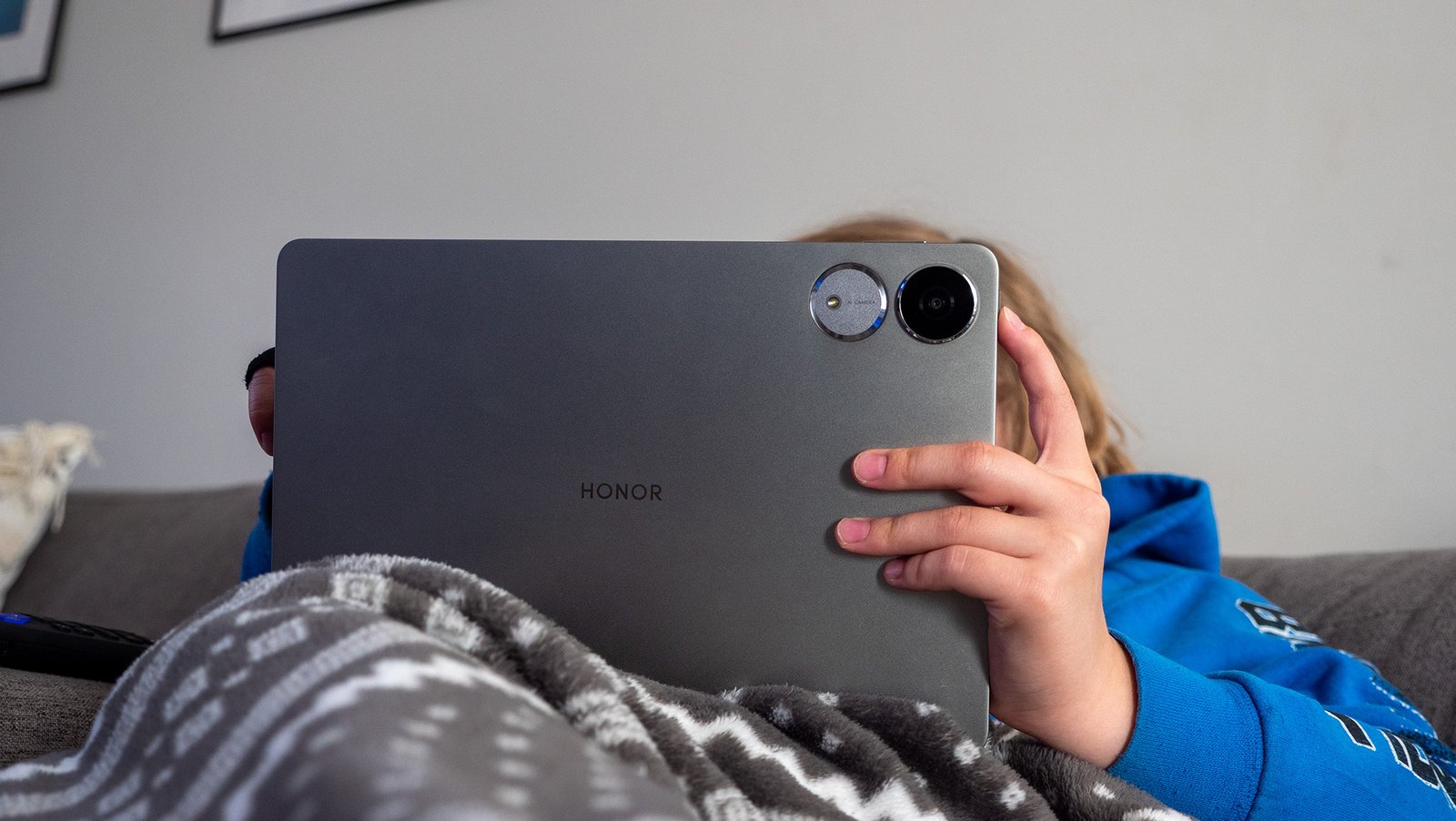 A child holding the Honor Pad V9 tablet