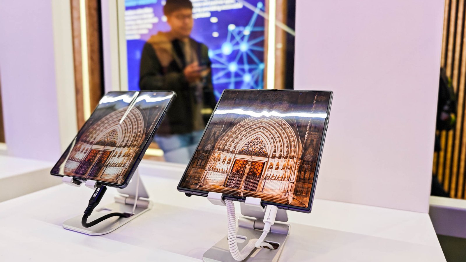 Samsung demoing a creaseless panel next to Galaxy Z Fold 6 at MWC 2025