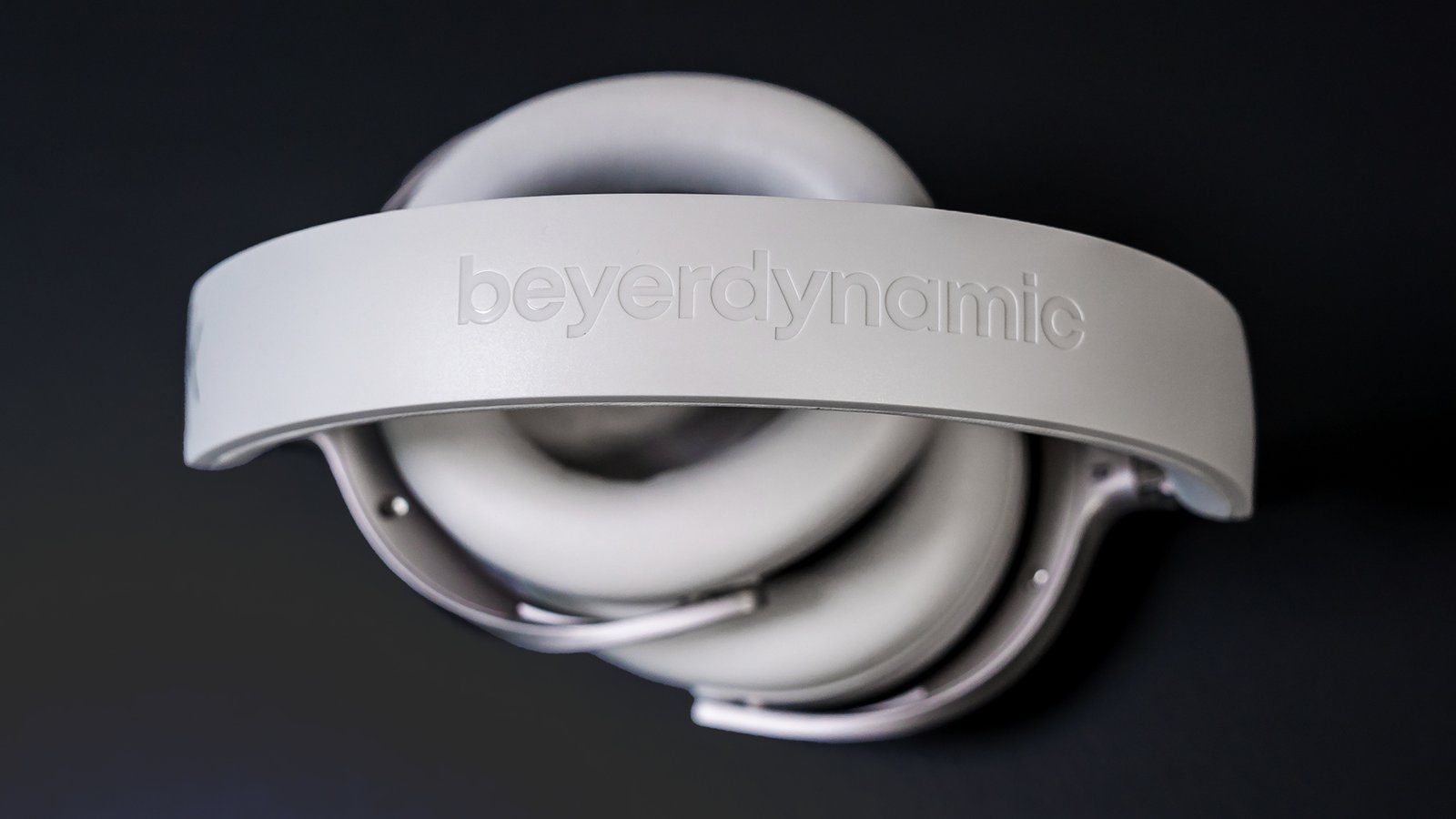 Top down view of the headband on Beyerdynamic Aventho 300 headphones.