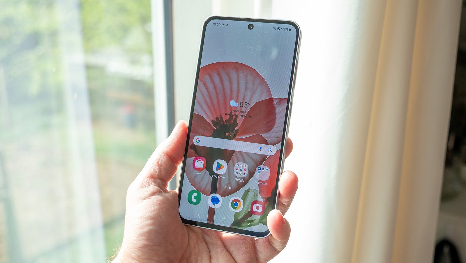 A Samsung Galaxy 24 FE in the sun with High Brightness Mode enabled