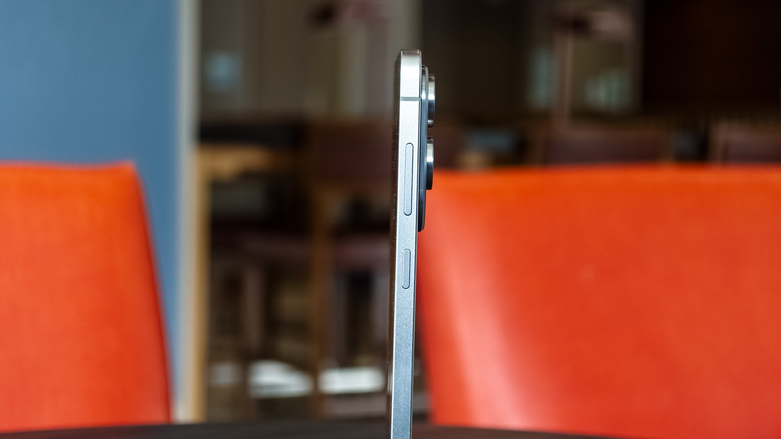 Right side buttons and thin profile on the Galaxy S25 Edge